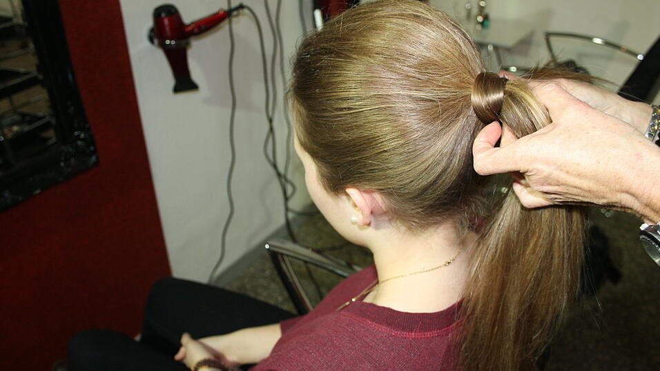 Für Elisabeths sehr schwere Haare hat die Expertin einen Tipp: Den Zopf noch mal mit einer extra Strähne umwickeln. Das gibt zusätzlichen Halt und verhindert, dass er nach unten rutscht. Für Elisabeths sehr schwere Haare hat die Expertin einen Tipp: Den Zopf noch mal mit einer extra Strähne umwickeln. Das gibt zusätzlichen Halt und verhindert, dass er nach unten rutscht.