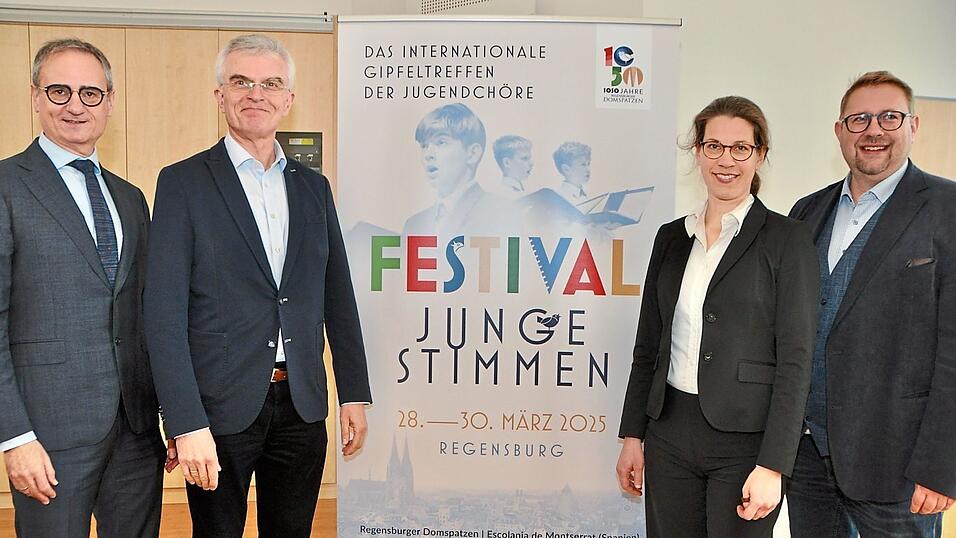 Kulturreferenz Wolfgang Dersch (von links), Domkapellmeister Christian Hei&szlig; und die Festivalleiter Christina Ostrower und Marcus Weigl stellten das Programm des internationalen Chorwochenendes vor.