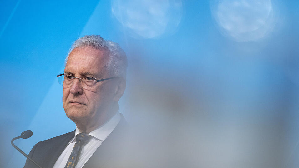 Bayerns Innenminister Joachim Herrmann stellte den Halbjahresbericht des Verfassungsschutzes vor. Bayerns Innenminister Joachim Herrmann stellte den Halbjahresbericht des Verfassungsschutzes vor.