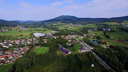 Die Gemeinde Arrach mit ihren drei Ortsteilen liegt inmitten einer intakten Natur - im Vordergrund der Eingang zum Arracher Moor und rechts der Seepark.