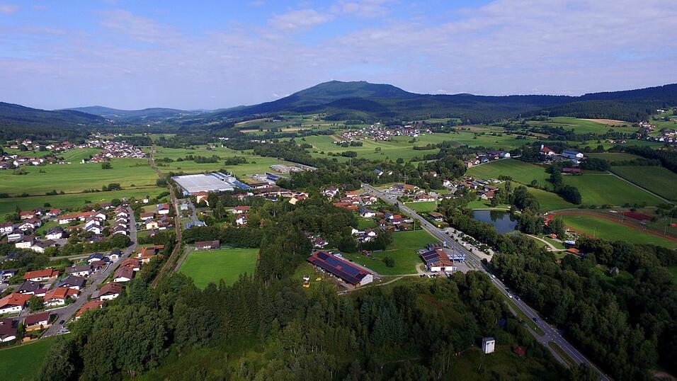 Die Gemeinde Arrach mit ihren drei Ortsteilen liegt inmitten einer intakten Natur - im Vordergrund der Eingang zum Arracher Moor und rechts der Seepark.