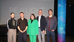 Die Projektleiterin des st&auml;dtischen &bdquo;Labor der kreativen K&ouml;pfe&ldquo; Caroline Hoffmann (von links), der Produzent der Installation &bdquo;Perpetuum&ldquo; in der Oberm&uuml;nsterstra&szlig;e Sander van der Schaaf, die BMW-Pressesprecherin Saskia Graser, der st&auml;dtische Kulturreferent Wolfgang Dersch und der Leiter der BMW-Masterclass Clemens Rudolph zogen am Freitag eine erste Bilanz zum zweiten Relight-Lichtkunstfestival.