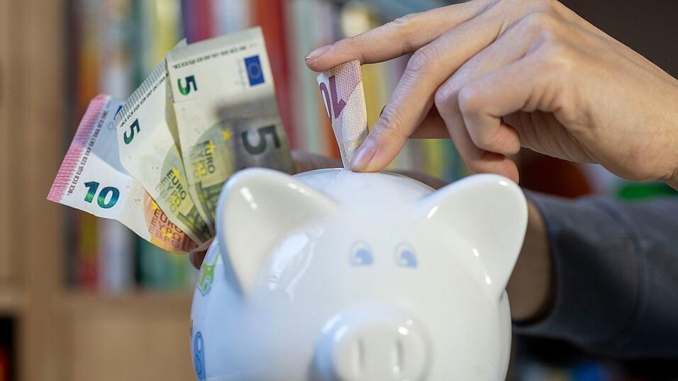 Die deutsche Bevölkerung spart nach wie vor viel, doch das Interesse an Geldanlage wächst. Die Sparkassen wollen vor allem jungen Menschen mehr Finanzwissen vermitteln. (Symbolbild) Die deutsche Bevölkerung spart nach wie vor viel, doch das Interesse an Geldanlage wächst. Die Sparkassen wollen vor allem jungen Menschen mehr Finanzwissen vermitteln. (Symbolbild)