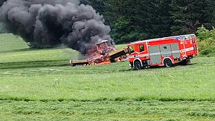 Der Bulldog stand bei Eintreffen der ersten Feuerwehren in Vollbrand.