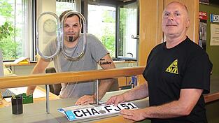 Und falls es doch nicht klappt online mit dem i-kfz, dann sind da immer noch diese beiden Herren, die mit ihrem Team gern weiterhelfen. Sebastian Laußer (von links) und Alfons Treu aus dem Sachgebiet Verkehrswesen. Und falls es doch nicht klappt online mit dem i-kfz, dann sind da immer noch diese beiden Herren, die mit ihrem Team gern weiterhelfen. Sebastian Laußer (von links) und Alfons Treu aus dem Sachgebiet Verkehrswesen.