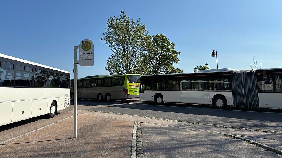 F&uuml;nf Gelenkbusse sind im Landkreis Cham wieder unterwegs. Wie der Bauausschuss in seiner Sitzung am Dienstag festlegte, nur unter der Auflage, dass auch kleinere Kinder Haltegriffe erreichen k&ouml;nnen.