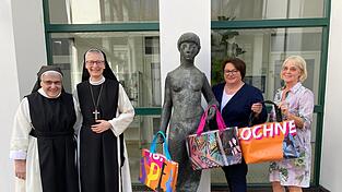 Schwester Angelika, Äbtissin M. Christiane Hansen, Cornelia Fürst und Inge Hilz (von links) mit den neuen Spektakel-Taschen.