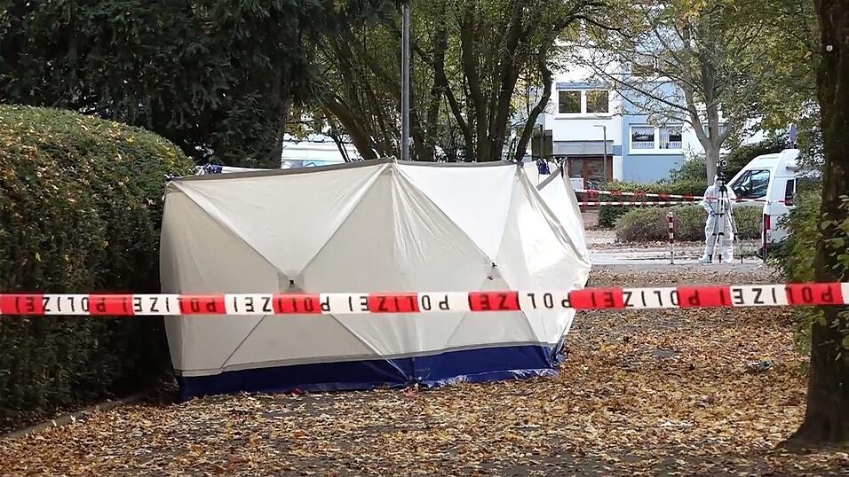 Ein maskierter Mann hat auf eine Frau eingestochen, als sie ihr Wohnhaus in Bremen verließ. Auch ihr Sohn wurde verletzt. Ein maskierter Mann hat auf eine Frau eingestochen, als sie ihr Wohnhaus in Bremen verließ. Auch ihr Sohn wurde verletzt.