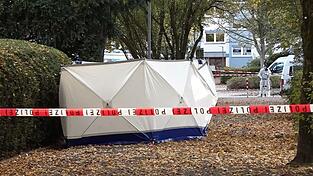 Ein maskierter Mann hat auf eine Frau eingestochen, als sie ihr Wohnhaus in Bremen verließ. Auch ihr Sohn wurde verletzt.