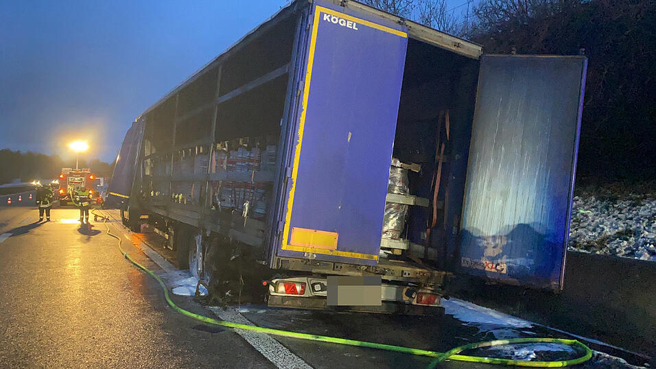Lkw-Brand am frühen Freitagmorgen auf der Autobahn A93 bei Pentling im Landkreis Regensburg. Lkw-Brand am frühen Freitagmorgen auf der Autobahn A93 bei Pentling im Landkreis Regensburg.