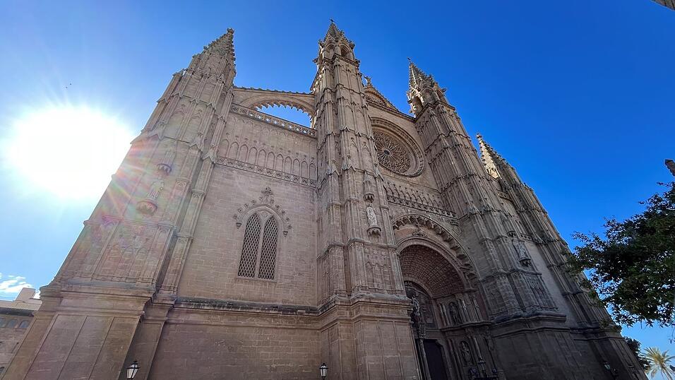 Gotisches Meisterwerk: An den Farbspielen im Inneren der Kathedrale La Seu wirkte auch Architekt Antoni Gaudí mit.