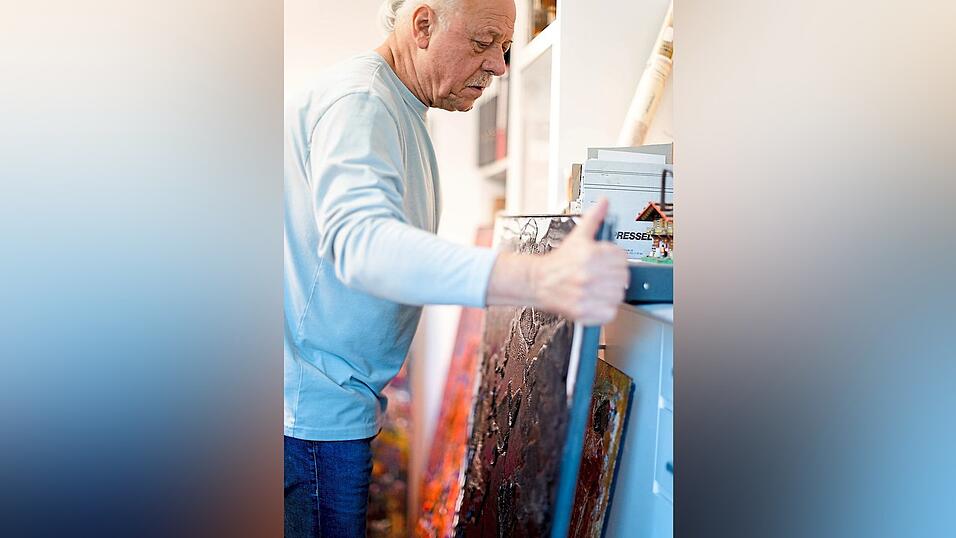 Der Deggendorfer Künstler Harry Bauer vor einem Bild, das aus Bitumen entstanden ist. Der Deggendorfer Künstler Harry Bauer vor einem Bild, das aus Bitumen entstanden ist.