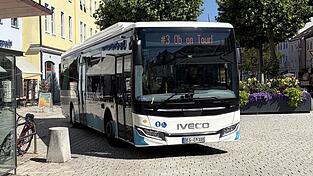 Einer der Deggendorfer Stadtbusse ist ein E-Bus. Dass auch beim &Ouml;PNV Elektromobilit&auml;t eingesetzt wird, scheint derzeit erst mittelfristig zu gelingen.