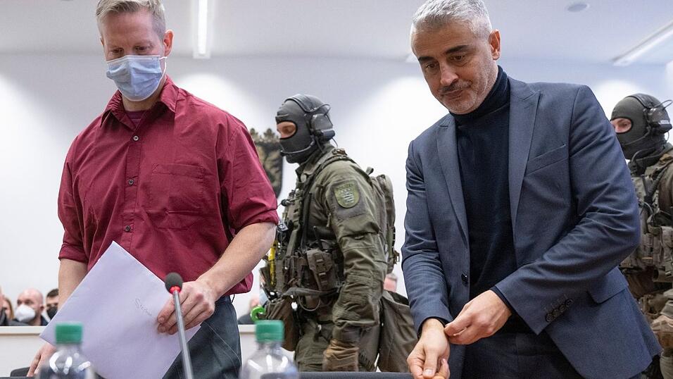 Stephan Ernst (vorn, l), verurteilter Mörder des früheren Kasseler Regierungspräsidenten Lübcke, nimmt neben seinem Anwalt Mustafa Kaplan (r) vor maskierten SEK-Beamten in einer Sitzung im Lübcke-Untersuchungsausschuss des hessischen Landtags Platz. Stephan Ernst (vorn, l), verurteilter Mörder des früheren Kasseler Regierungspräsidenten Lübcke, nimmt neben seinem Anwalt Mustafa Kaplan (r) vor maskierten SEK-Beamten in einer Sitzung im Lübcke-Untersuchungsausschuss des hessischen Landtags Platz.
