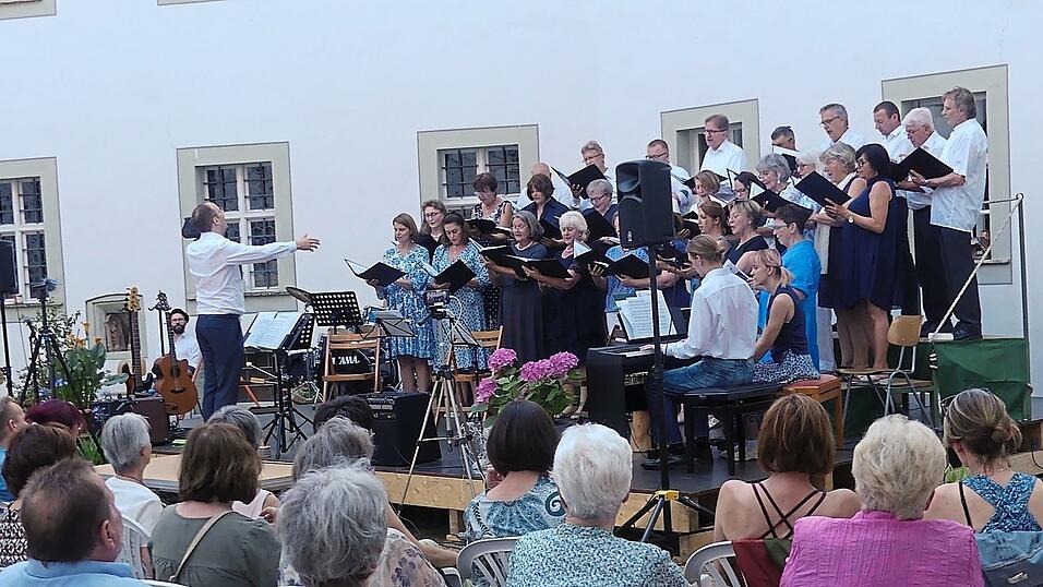 Dirigent Julian Relinger mit der Liedertafel entf&uuml;hrte das Publikum f&uuml;r zwei Stunden in die Welt der Musik.
