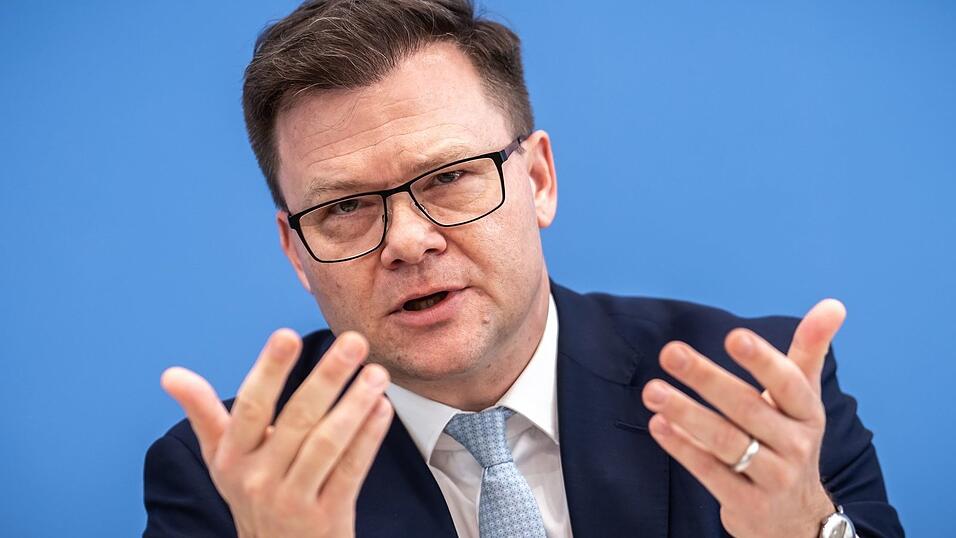 Umweltminister Carsten Schneider er&ouml;ffnet am Dienstag den Petersberger Klimadialog. (Archivbild)