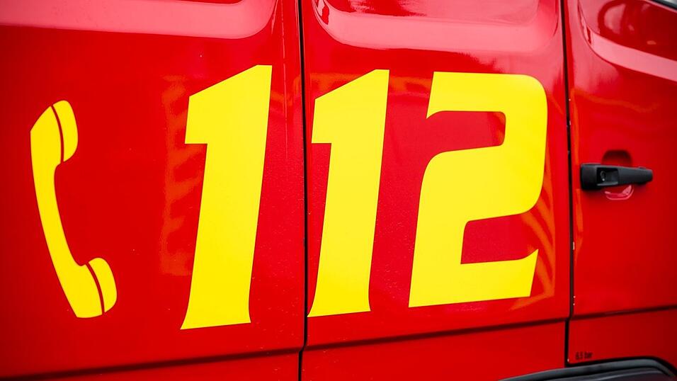 Die Feuerwehr verhinderte ein &Uuml;bergreifen auf Anh&auml;nger und Gr&uuml;nstreifen. (Symbolbild)