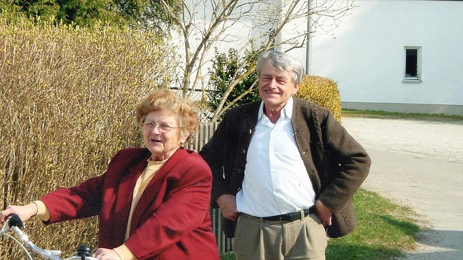 Matthias Großtante Vroni und sein Opa Hans, circa 2000.