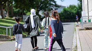 Die CSU fordert eine strikte Begrenzung der Zuwanderung, mit einer Obergrenze von deutlich unter 100.000 Asylanträgen pro Jahr.