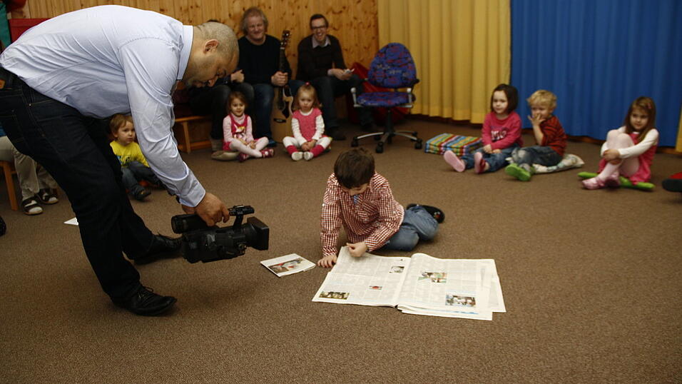 20 Kindergartenkinder des Städtischen Kindergartens in Sossau testen Anfang Januar für drei Wochen ein besonderes Projekt der Mediengruppe Straubinger Tagblatt//Landshuter Zeitung. Nach dem Zeitungsprojekt in Schulen starten die Redakteure der Jugend- und Schulredaktion das Pilotprojekt 'Zeitung im Kindergarten'. Besonderes Highlight: Zeitungsmaskottchen Paula Print. 20 Kindergartenkinder des Städtischen Kindergartens in Sossau testen Anfang Januar für drei Wochen ein besonderes Projekt der Mediengruppe Straubinger Tagblatt//Landshuter Zeitung. Nach dem Zeitungsprojekt in Schulen starten die Redakteure der Jugend- und Schulredaktion das Pilotprojekt 'Zeitung im Kindergarten'. Besonderes Highlight: Zeitungsmaskottchen Paula Print.