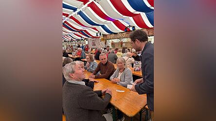 Andreas Geiling vom Volksfestverein verteilt mit weiteren Mitgliedern die Gutscheine f&uuml;r eine Ma&szlig; Bier.