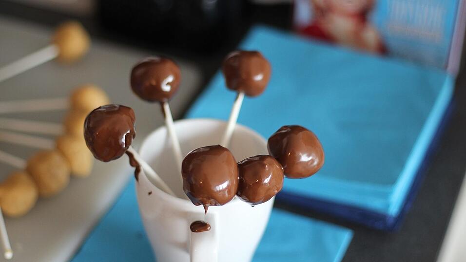 Die noch nassen Kugeln mit Deko verzieren. Die noch nassen Kugeln mit Deko verzieren.