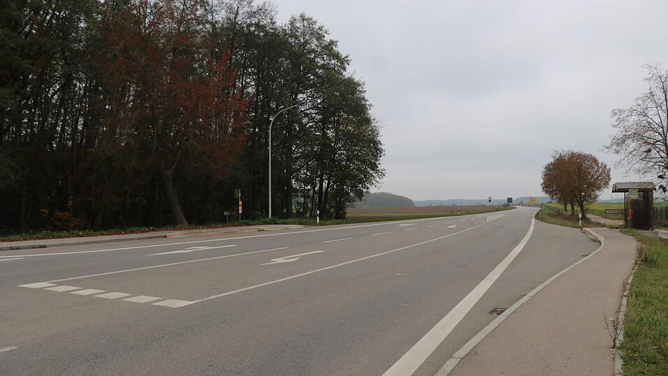 Damit die Oberdeggenbacher nicht mehr die 'alte B15' überqueren müssen, soll die Busbucht auf der rechten Seite auf die Dorfseite verlegt werden. Damit die Oberdeggenbacher nicht mehr die 'alte B15' überqueren müssen, soll die Busbucht auf der rechten Seite auf die Dorfseite verlegt werden.