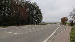 Damit die Oberdeggenbacher nicht mehr die 'alte B15' überqueren müssen, soll die Busbucht auf der rechten Seite auf die Dorfseite verlegt werden. Damit die Oberdeggenbacher nicht mehr die 'alte B15' überqueren müssen, soll die Busbucht auf der rechten Seite auf die Dorfseite verlegt werden.