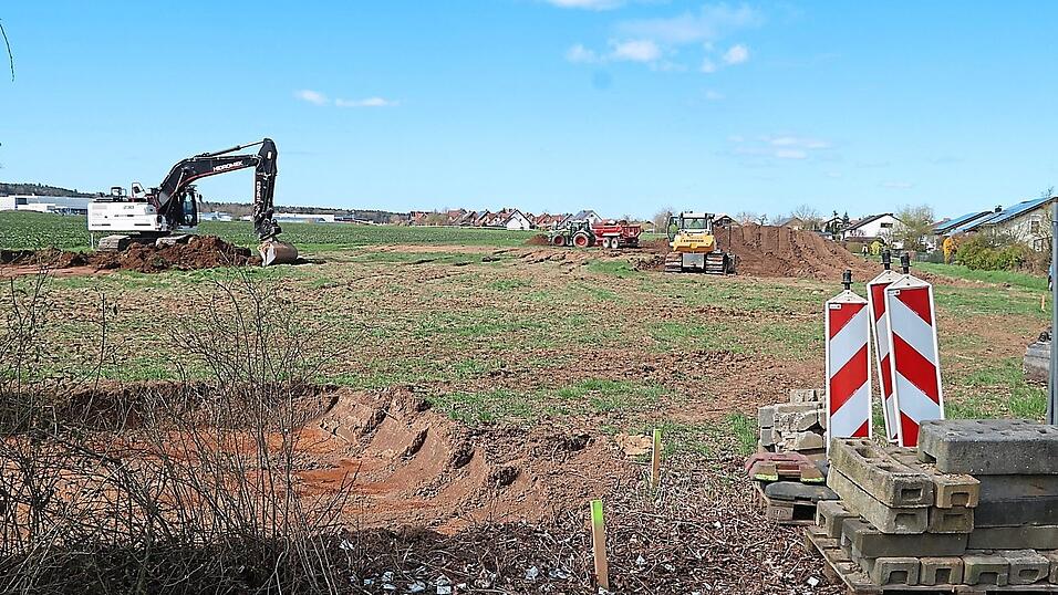 Die Erdarbeiten für den Neubau des Kinderhauses an der Fruehaufstraße haben am Montag begonnen. Ende 2026 sollen die 'Schierlinger Ganserl' dort einziehen können.
