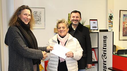 Bei der symbolischen Scheckübergabe in der Geschäftsstelle der „Kötztinger Zeitung“ (v.l.): Redakteurin Doris Zitzelsberger, Brigitte Ertl, Vorsitzende des Fördervereins Palliativstation, und Bürgermeister Markus Hofmann, Kassier des Fördervereins Palliativstation. Bei der symbolischen Scheckübergabe in der Geschäftsstelle der „Kötztinger Zeitung“ (v.l.): Redakteurin Doris Zitzelsberger, Brigitte Ertl, Vorsitzende des Fördervereins Palliativstation, und Bürgermeister Markus Hofmann, Kassier des Fördervereins Palliativstation.