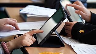 Nicht nur bei Sch&uuml;lern sind KI-Anwendungen hoch im Kurs - auch bei Lehrern finden sie sich im Berufsalltag immer h&auml;ufiger wieder. (Symbolbild)