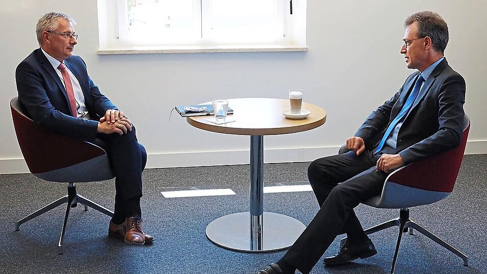 Teilen eine gemeinsame Vision: Landrat des Landkreises Dingolfing-Landau, Werner Bumeder (links), und Hochschulpräsident Prof. Dr. Fritz Pörnbacher. Teilen eine gemeinsame Vision: Landrat des Landkreises Dingolfing-Landau, Werner Bumeder (links), und Hochschulpräsident Prof. Dr. Fritz Pörnbacher.