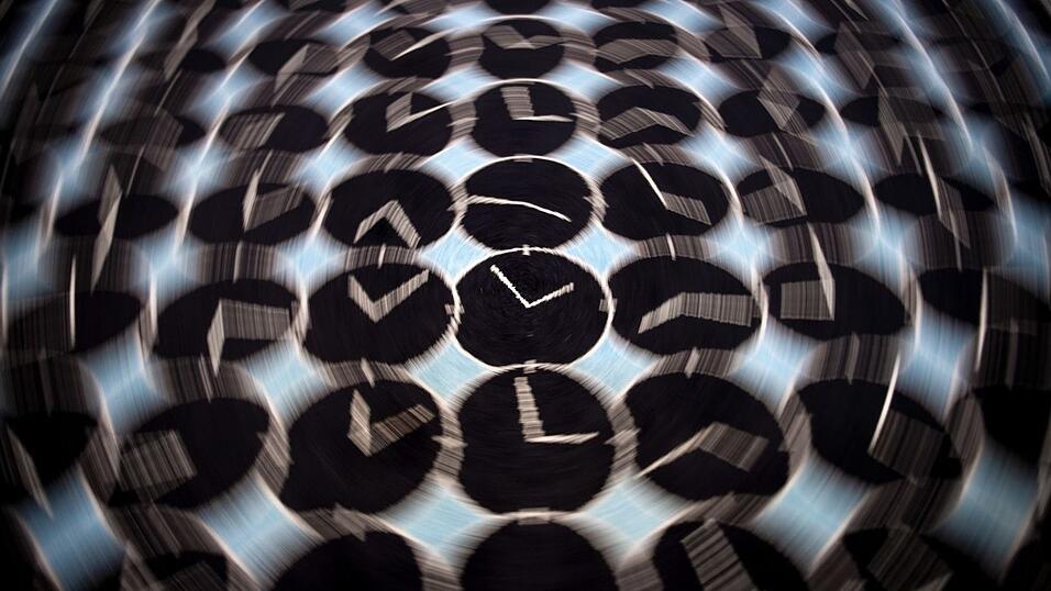 Die Zeitumstellung spaltet die Gemüter: Ist sie eine sinnvolle Energiespar-Maßnahme oder einfach nur nervig, potenziell gesundheitsschädlich gar? Wir wollen es von Ihnen wissen! (Symbolbild) Die Zeitumstellung spaltet die Gemüter: Ist sie eine sinnvolle Energiespar-Maßnahme oder einfach nur nervig, potenziell gesundheitsschädlich gar? Wir wollen es von Ihnen wissen! (Symbolbild)