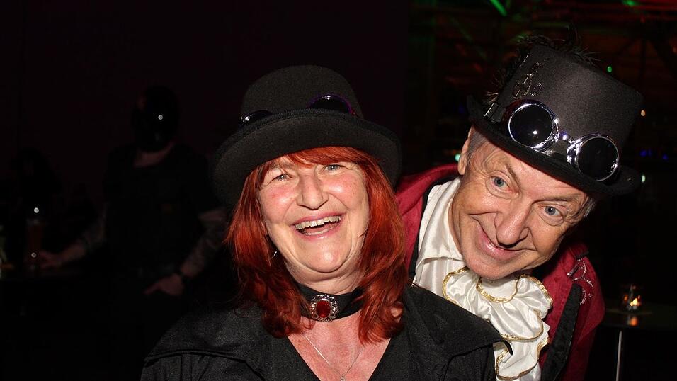 Die ganze Halle war gef&uuml;llt mit bunten Kost&uuml;men und guter Laune.