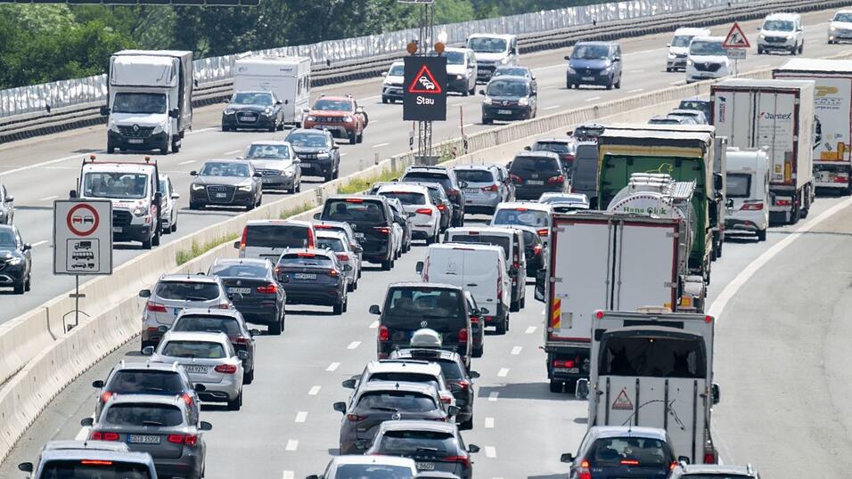 Für die Herbstferien sagt der ADAC Staus voraus. (Symbolbild) Für die Herbstferien sagt der ADAC Staus voraus. (Symbolbild)