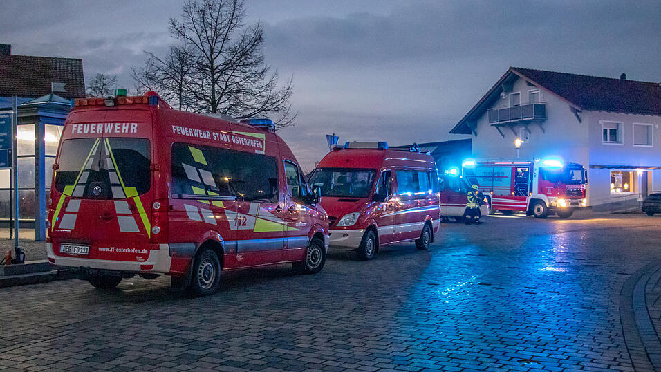 Auf einem Hof in Niederalteich ist ein Feuer ausgebrochen. Die Feuerwehr bek&auml;mpfte die Flammen.