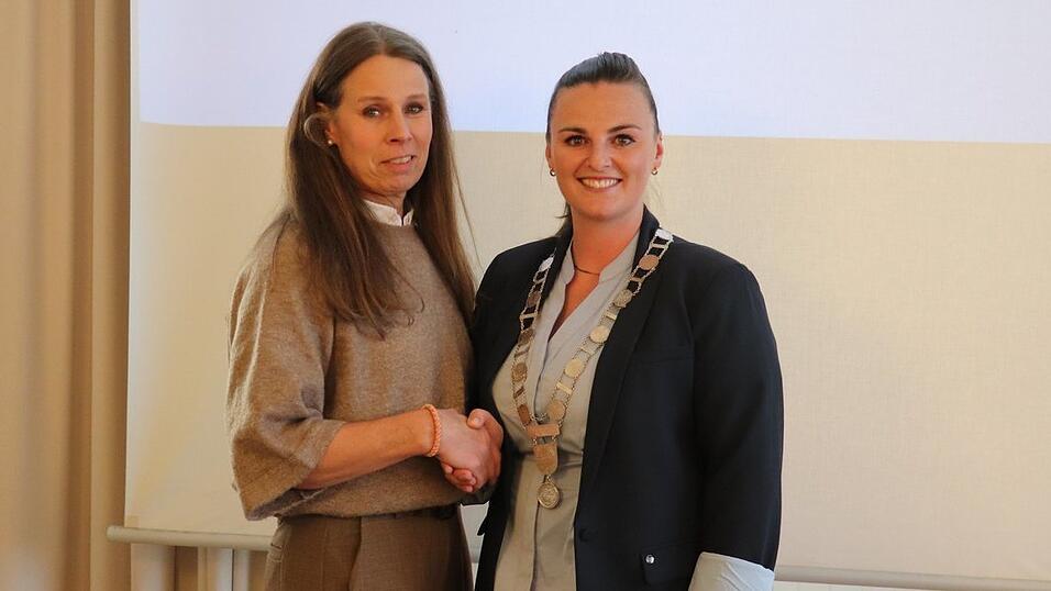 Die neugewählte zweite Bürgermeisterin Patricia Fahrner mit Aholmings erster Bürgermeisterin Monika Obermeier . Die neugewählte zweite Bürgermeisterin Patricia Fahrner mit Aholmings erster Bürgermeisterin Monika Obermeier .