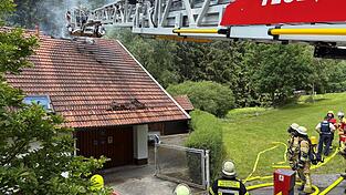 Im Bereich des Dachfirstes schlugen bei Eintreffen der Feuerwehren die Flammen aus dem Geb&auml;ude.