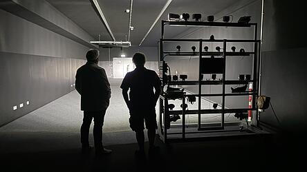 Im firmeneigenen Lichttunnel von Grote in Bogen werden beispielsweise Leuchtkraft, Leuchtweite oder Abstrahlwinkel getestet. Der fensterlose Raum mit schwarz gestrichenen W&auml;nden kann v&ouml;llig abgedunkelt werden.
