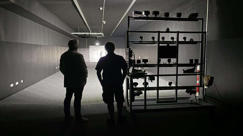 Im firmeneigenen Lichttunnel von Grote in Bogen werden beispielsweise Leuchtkraft, Leuchtweite oder Abstrahlwinkel getestet. Der fensterlose Raum mit schwarz gestrichenen Wänden kann völlig abgedunkelt werden. Im firmeneigenen Lichttunnel von Grote in Bogen werden beispielsweise Leuchtkraft, Leuchtweite oder Abstrahlwinkel getestet. Der fensterlose Raum mit schwarz gestrichenen Wänden kann völlig abgedunkelt werden.
