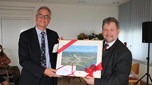 Bürgermeister Jürgen Sommer (rechts) überreichte Professor Dr. med. Michael Pfeifer zum Abschied eine Luftaufnahme des Marktes Donaustauf als Erinnerung an seinen Wirkungsort. Bürgermeister Jürgen Sommer (rechts) überreichte Professor Dr. med. Michael Pfeifer zum Abschied eine Luftaufnahme des Marktes Donaustauf als Erinnerung an seinen Wirkungsort.