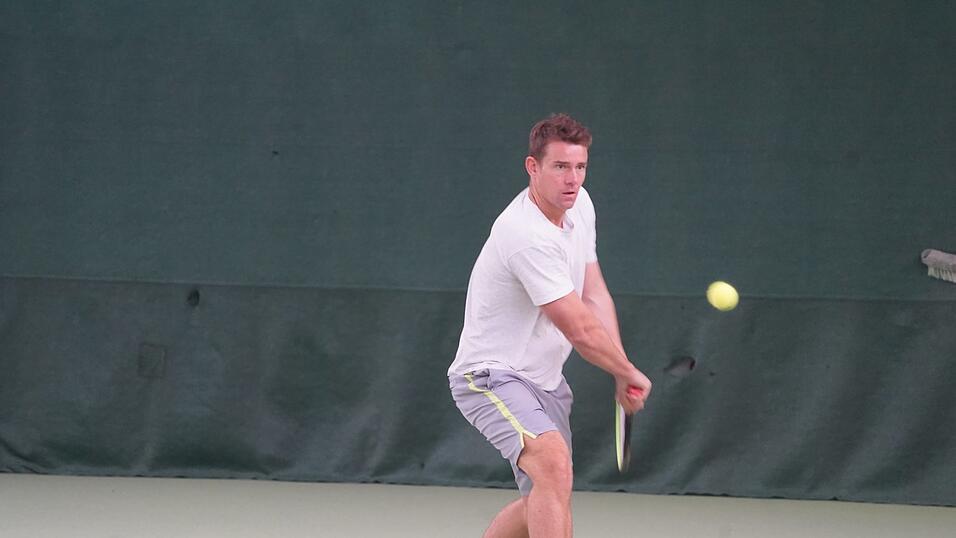 F&uuml;hlt sich auch im - f&uuml;r einen Tennisspieler auf seinem Niveau - fortgeschrittenen Alter von 39 Jahren fit f&uuml;r das gro&szlig;e Abenteuer Regionalliga mit der Herren-Mannschaft des TC Rot-Wei&szlig; Straubing: Sebastian Schie&szlig;l.