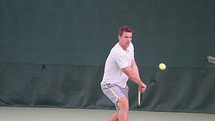 F&uuml;hlt sich auch im - f&uuml;r einen Tennisspieler auf seinem Niveau - fortgeschrittenen Alter von 39 Jahren fit f&uuml;r das gro&szlig;e Abenteuer Regionalliga mit der Herren-Mannschaft des TC Rot-Wei&szlig; Straubing: Sebastian Schie&szlig;l.