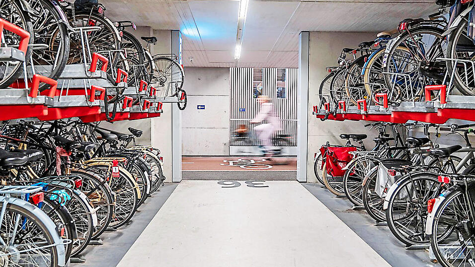 Im Fahrradparkhaus am Hauptbahnhof in Utrecht in den Niederlanden hat jedes Rad seinen Platz. Auch M&uuml;nchen will solche Parkh&auml;user. Die Frage nur: Will die Stadt so viel Geld daf&uuml;r ausgeben?