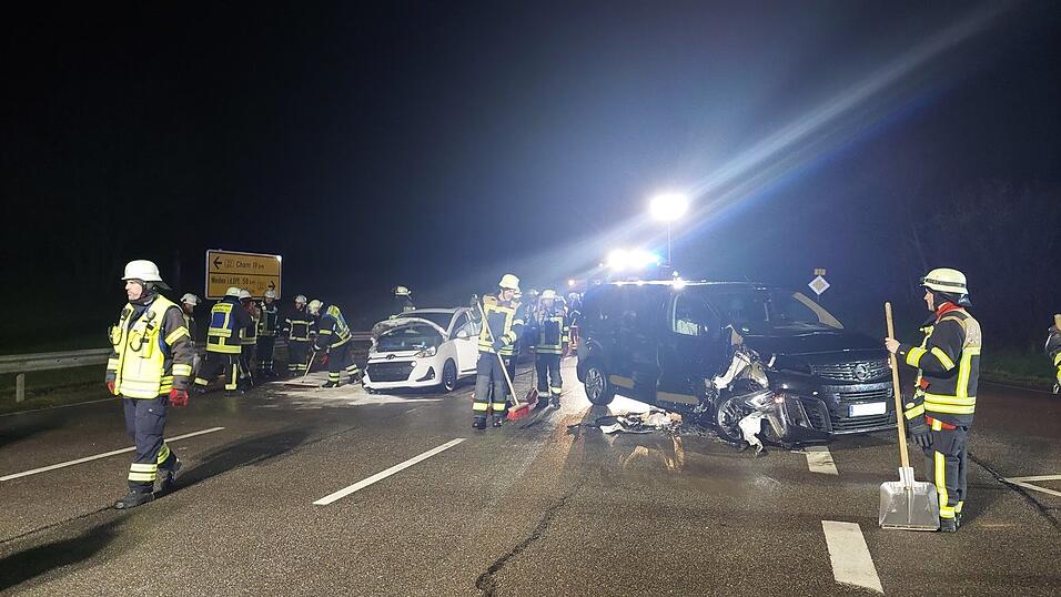 Der Opel-Fahrer übersah beim Einbiegen nach Schönthal den weißen Hyundai, der die B 22 von Cham Richtung Rötz befuhr. Der Opel-Fahrer übersah beim Einbiegen nach Schönthal den weißen Hyundai, der die B 22 von Cham Richtung Rötz befuhr.