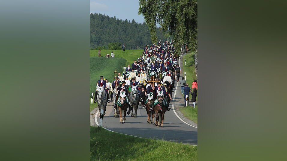 Die Pfingstreiter auf dem Weg nach Steinbühl. Die Pfingstreiter auf dem Weg nach Steinbühl.