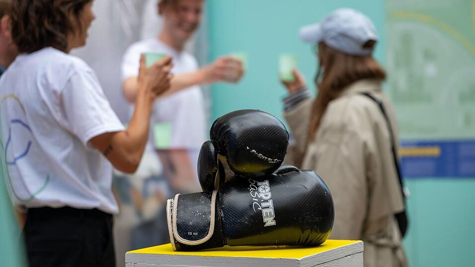 Auch die Boxhandschuhe sollen Benko gehört haben.