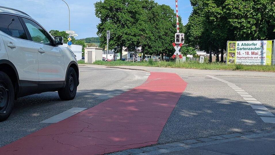 Die Radwegfurten sollen k&uuml;nftig durchg&auml;ngig rot markiert sein, um den Radweg sichtbarer zu machen.