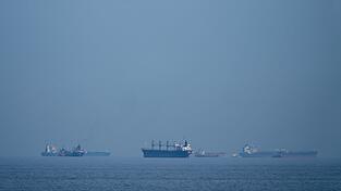 Wie die Bundesregierung fordert auch Griechenland eine gebührenfreie Passage durch die Straße von Hormus. (Archivbild) Wie die Bundesregierung fordert auch Griechenland eine gebührenfreie Passage durch die Straße von Hormus. (Archivbild)