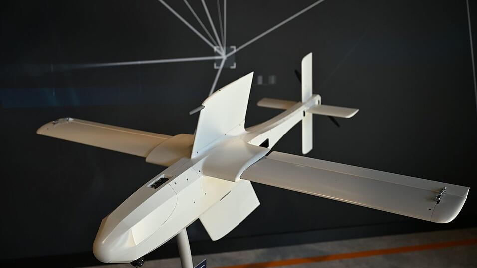 Nachdem sie nach oben katapultiert ist, fährt die Loitering Munition ihre Flügel aus und fliegt bis zu 100 Kilometer weit. Nachdem sie nach oben katapultiert ist, fährt die Loitering Munition ihre Flügel aus und fliegt bis zu 100 Kilometer weit.